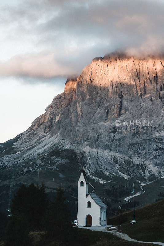意大利Dolomites的Val Gardena教堂